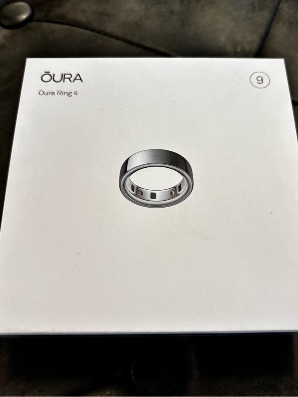 Oura Ring 4 White Box with Silver Ring Graphic (Size 9)